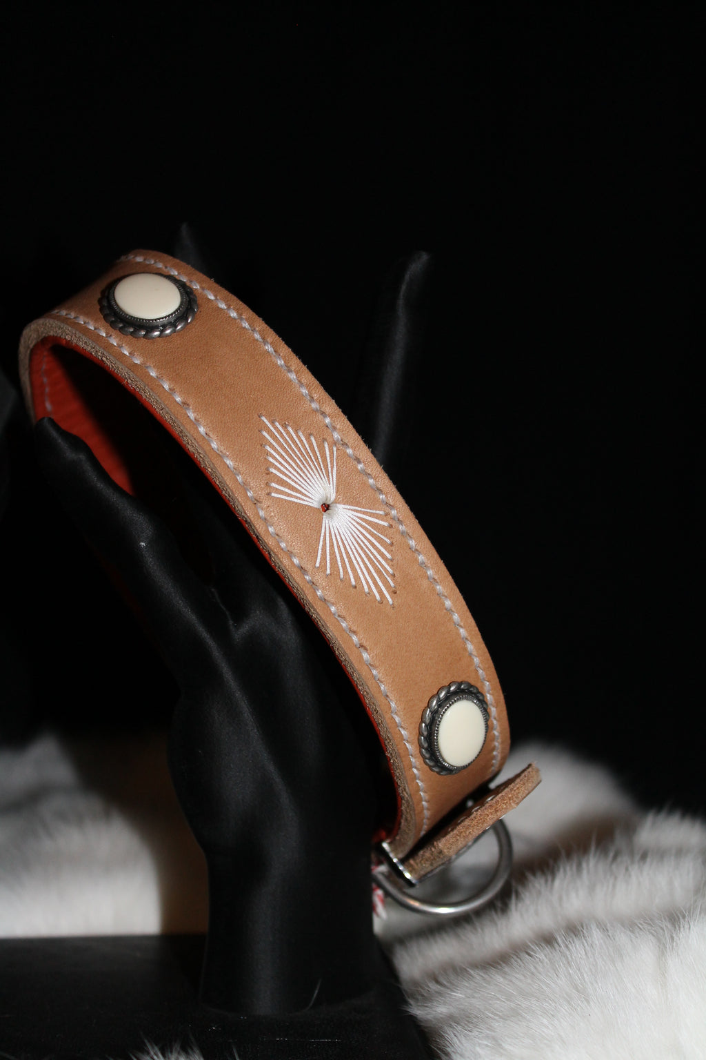 DIY  handgenähtes Fettlederhalsband Beige mit Stein und Stickerei Gr. 46-50 cm, 3 cm breit