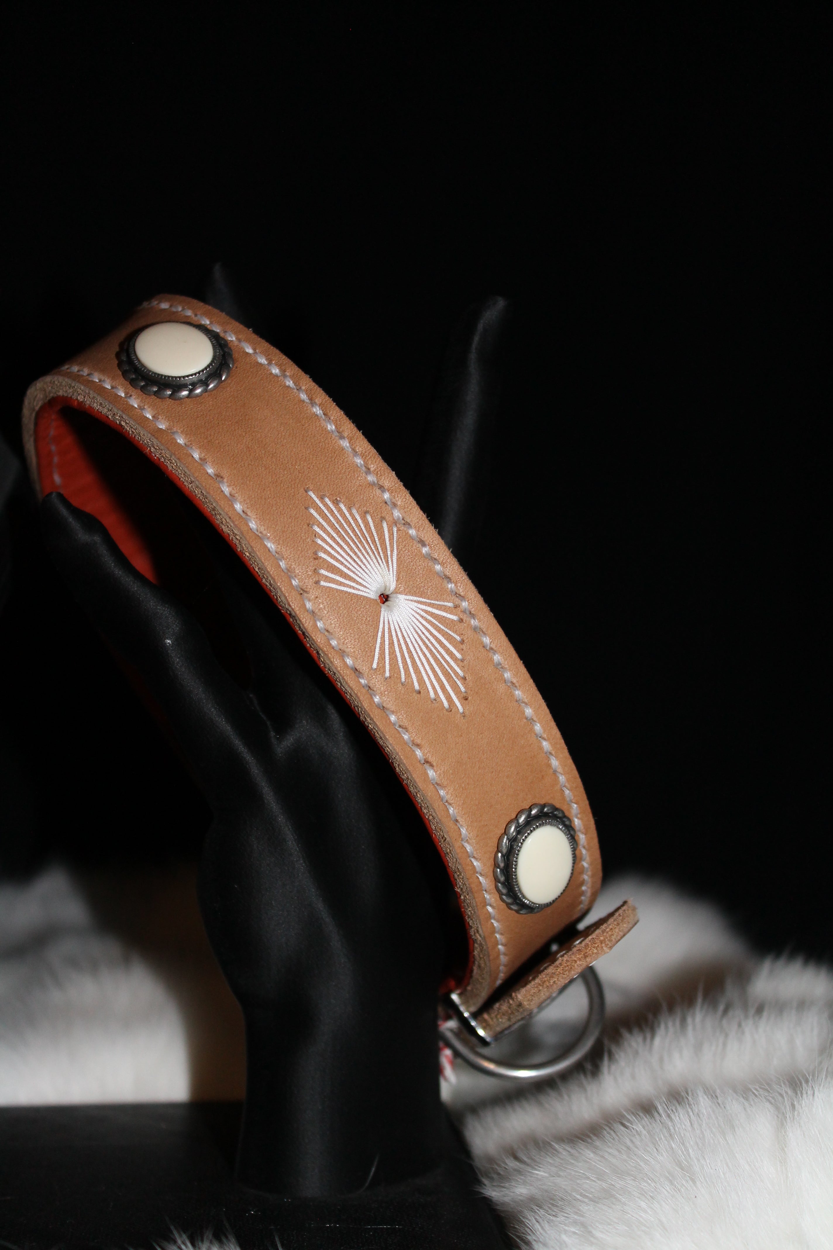 DIY  handgenähtes Fettlederhalsband Beige mit Stein und Stickerei Gr. 46-50 cm, 3 cm breit