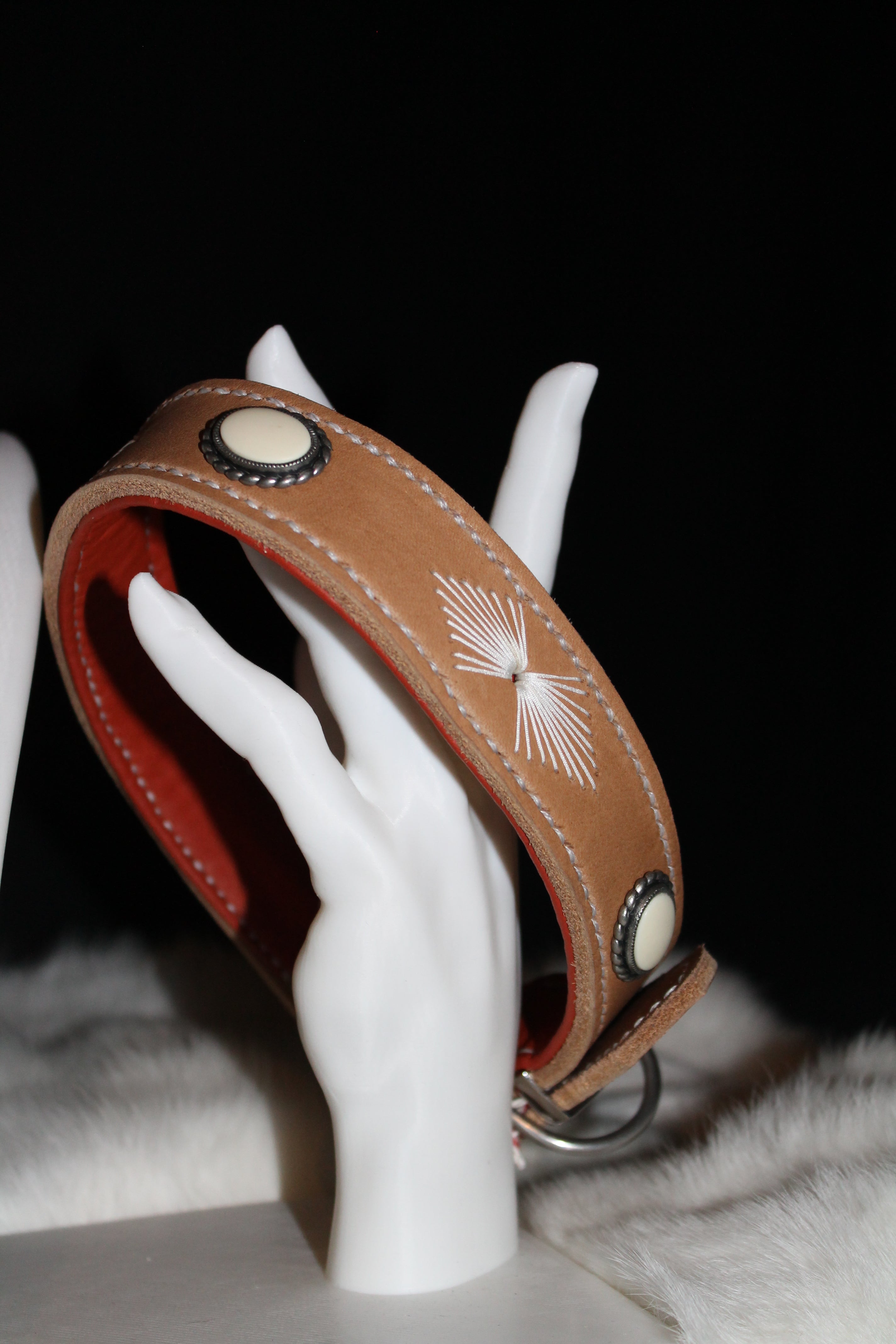 DIY  handgenähtes Fettlederhalsband Beige mit Stein und Stickerei Gr. 46-50 cm, 3 cm breit