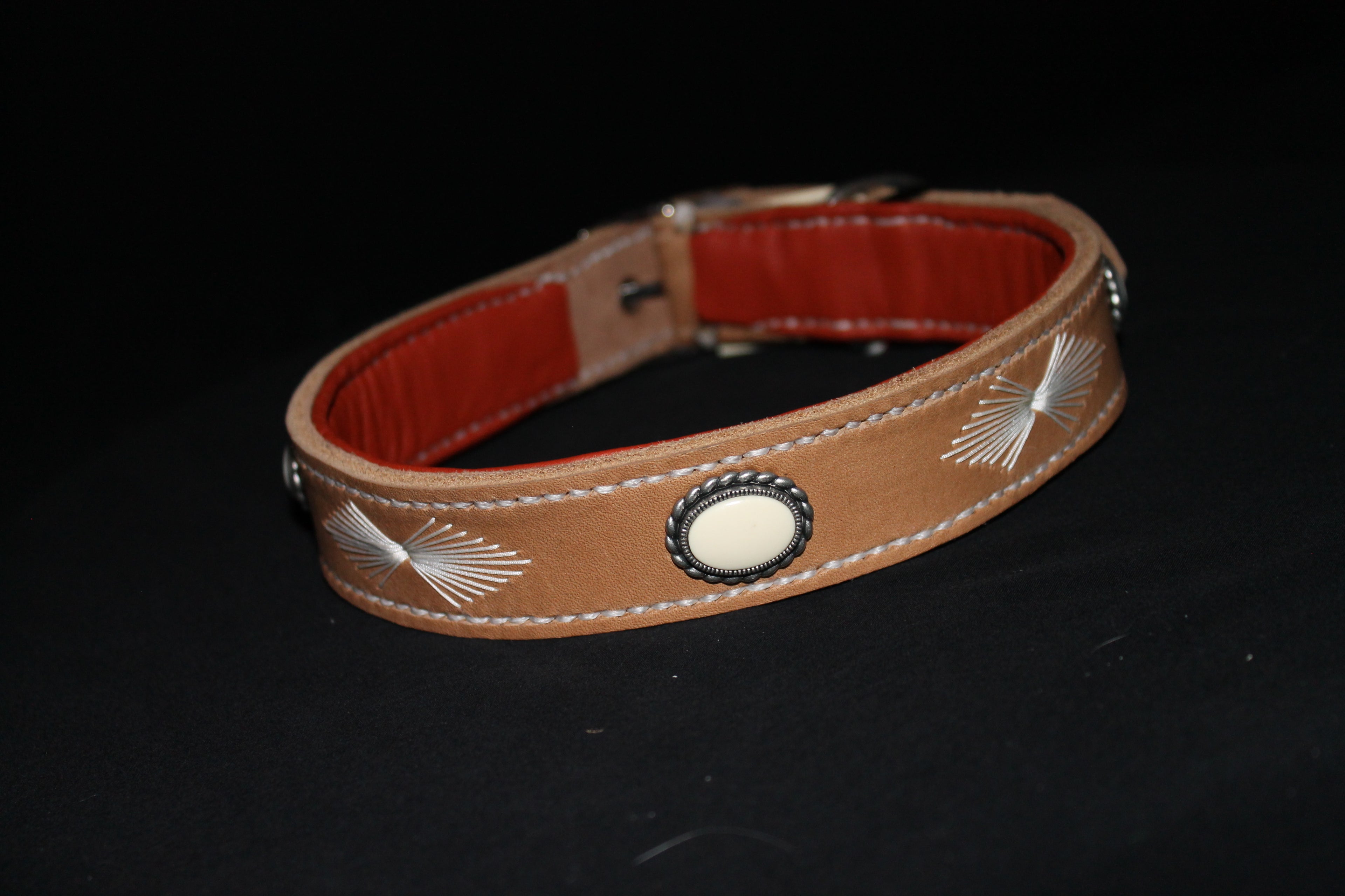DIY  handgenähtes Fettlederhalsband Beige mit Stein und Stickerei Gr. 46-50 cm, 3 cm breit