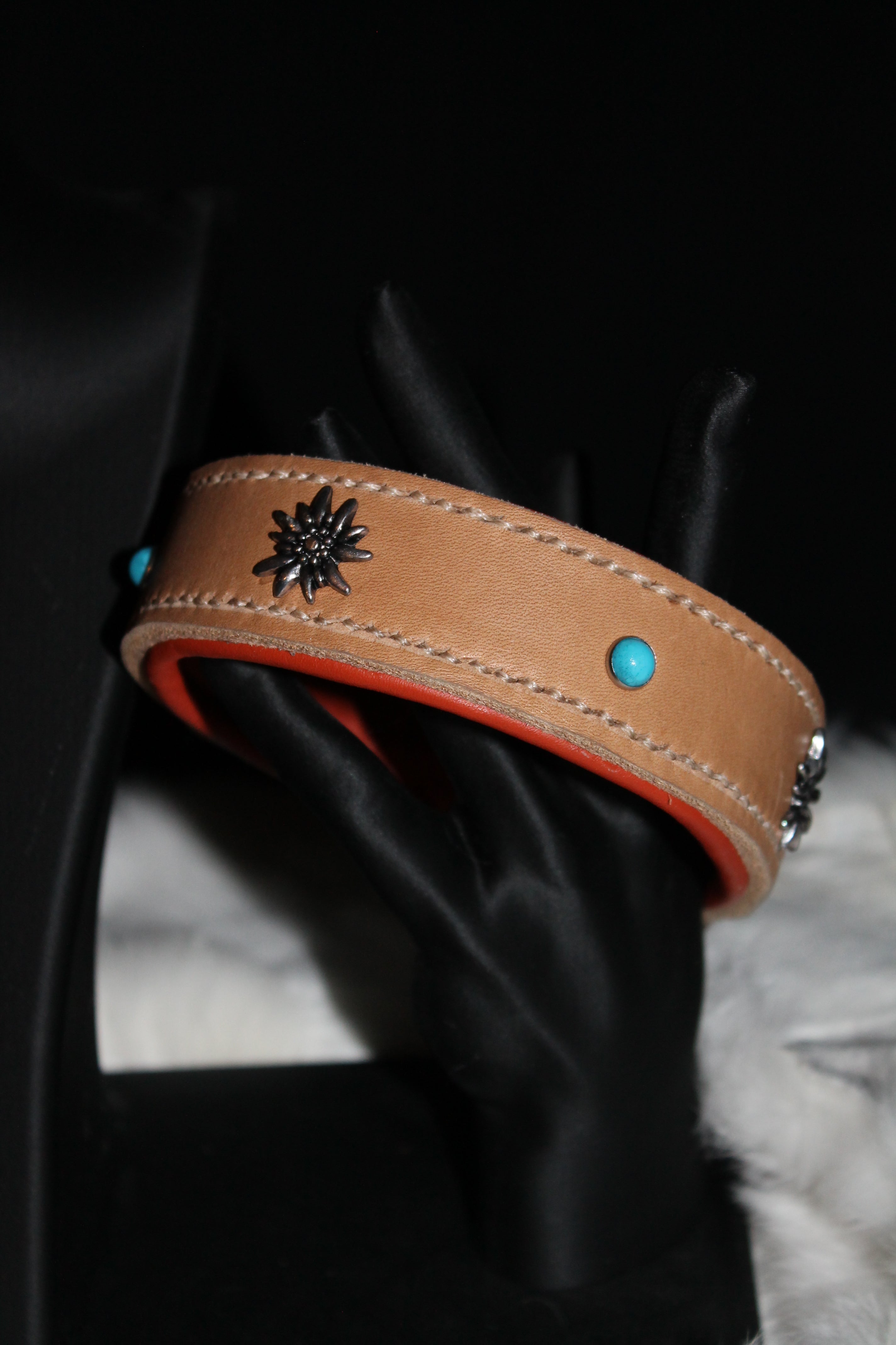 DIY  handgenähtes Fettlederhalsband mit Edelweiß-Concho´s, Gr. 34-38 cm, 3,5 cm breit