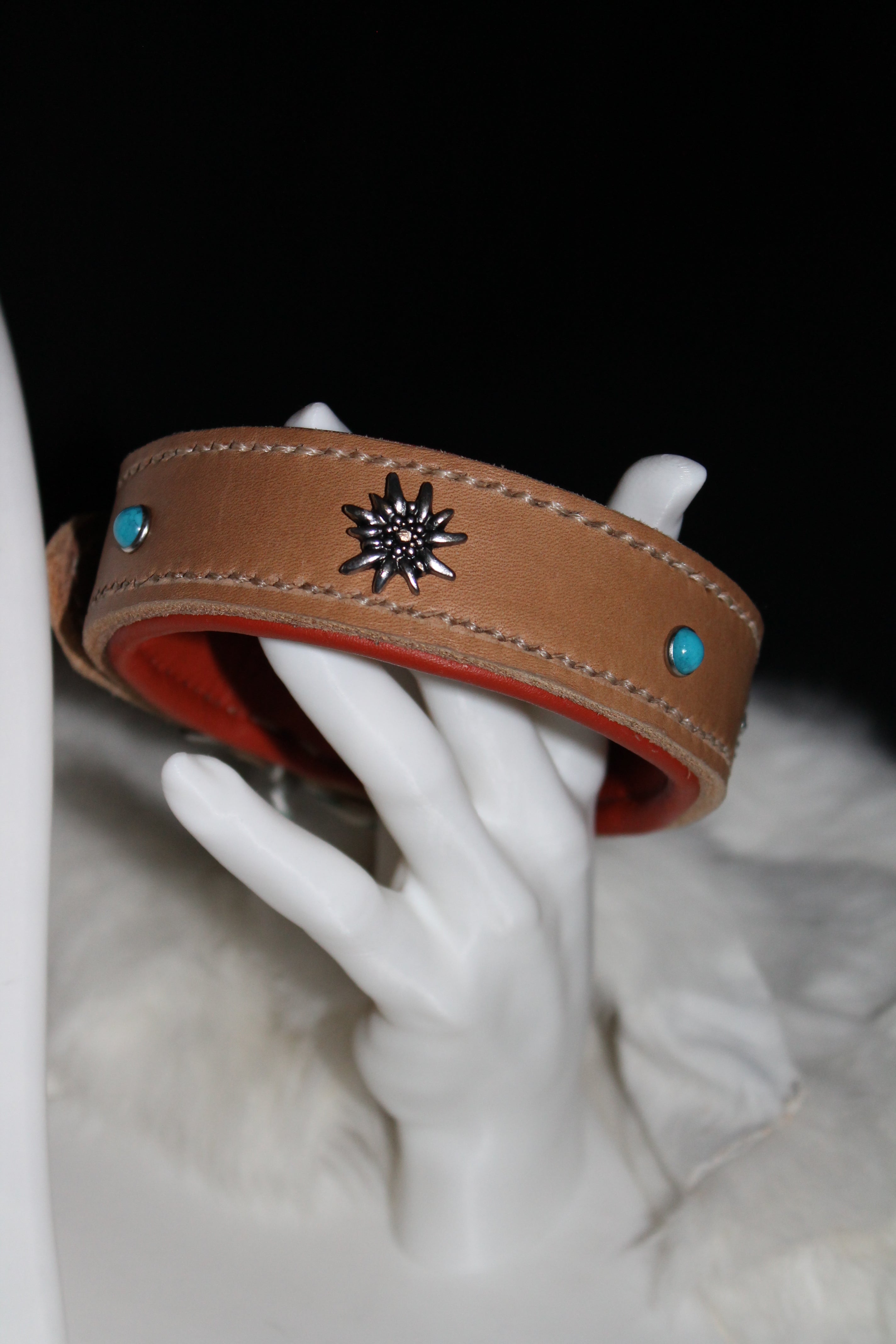 DIY  handgenähtes Fettlederhalsband mit Edelweiß-Concho´s, Gr. 34-38 cm, 3,5 cm breit