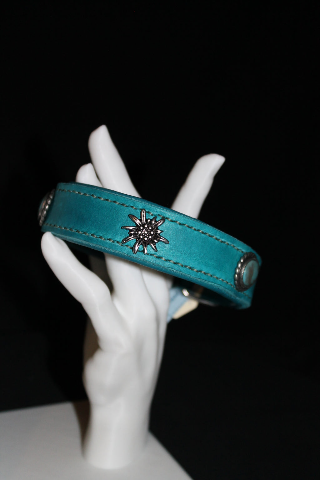 DIY handgenähtes Fettlederhalsband mit Edelweiß-Concho´s und Stein, Petrol, Gr. 34-38 cm, 2,5 cm breit