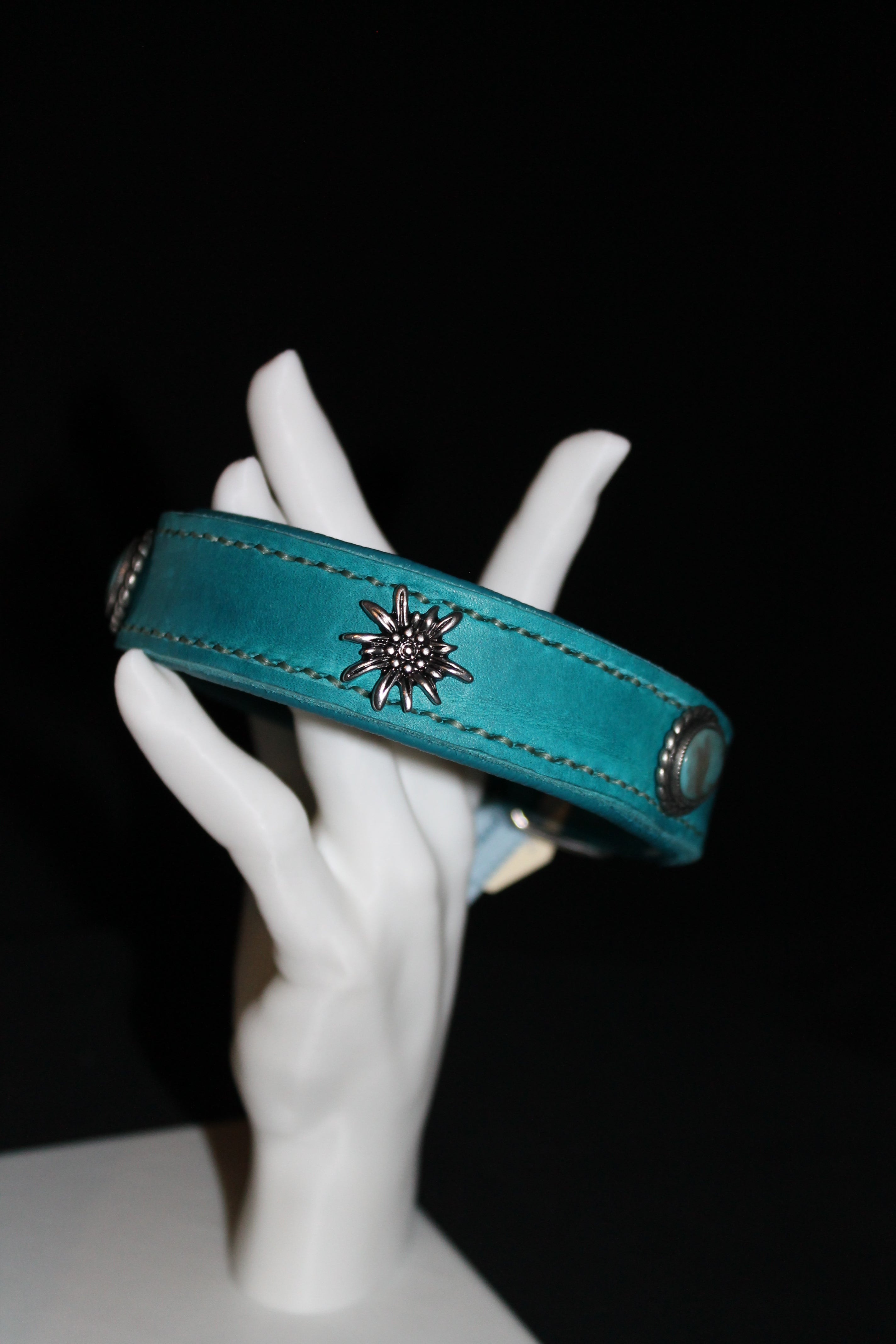 DIY handgenähtes Fettlederhalsband mit Edelweiß-Concho´s und Stein, Petrol, Gr. 34-38 cm, 2,5 cm breit
