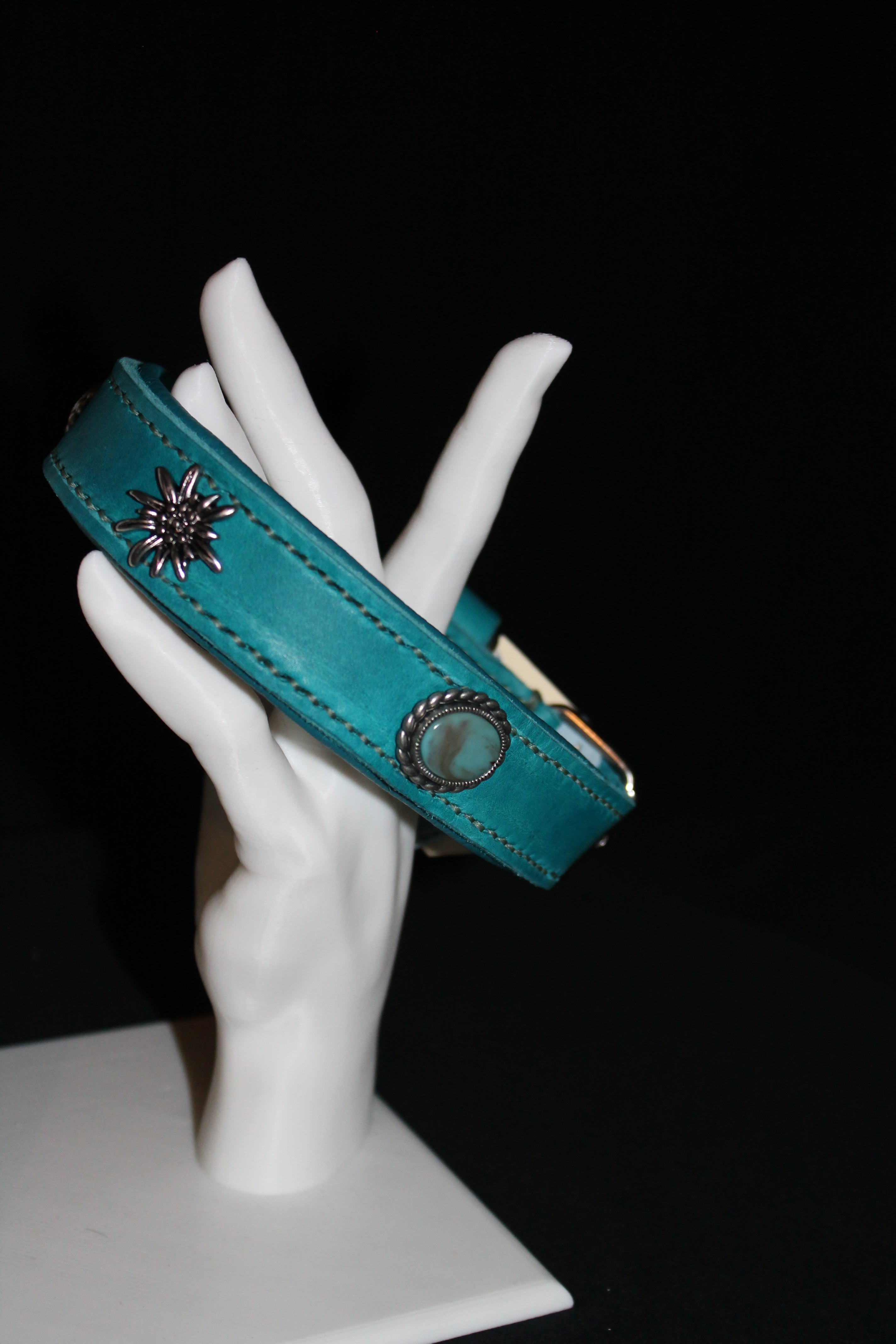 DIY handgenähtes Fettlederhalsband mit Edelweiß-Concho´s und Stein, Petrol, Gr. 34-38 cm, 2,5 cm breit