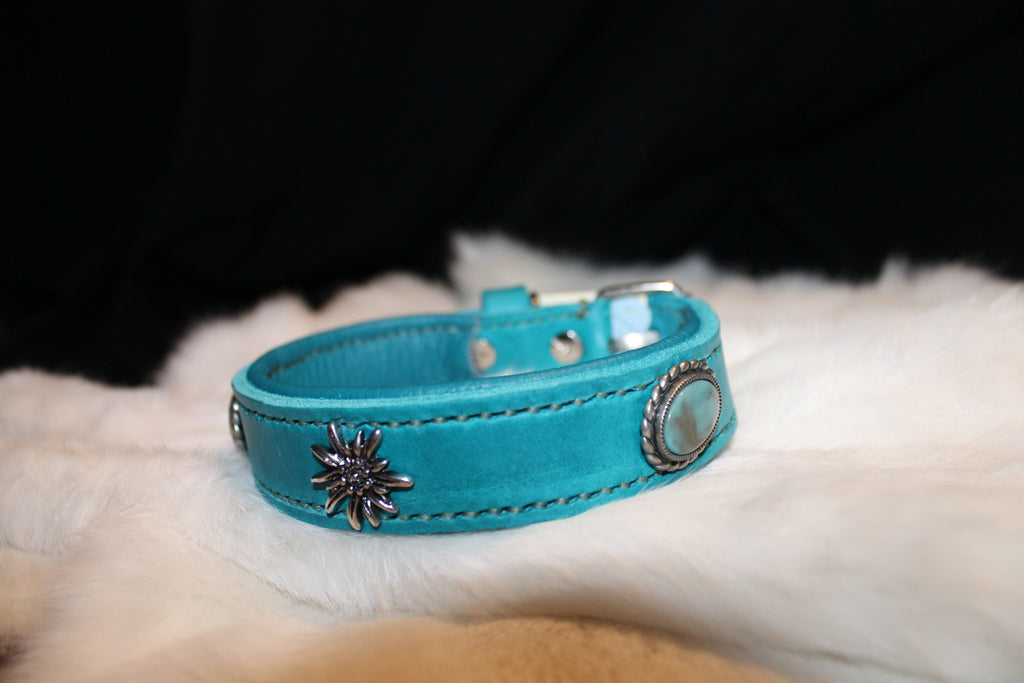 DIY handgenähtes Fettlederhalsband mit Edelweiß-Concho´s und Stein, Petrol, Gr. 34-38 cm, 2,5 cm breit