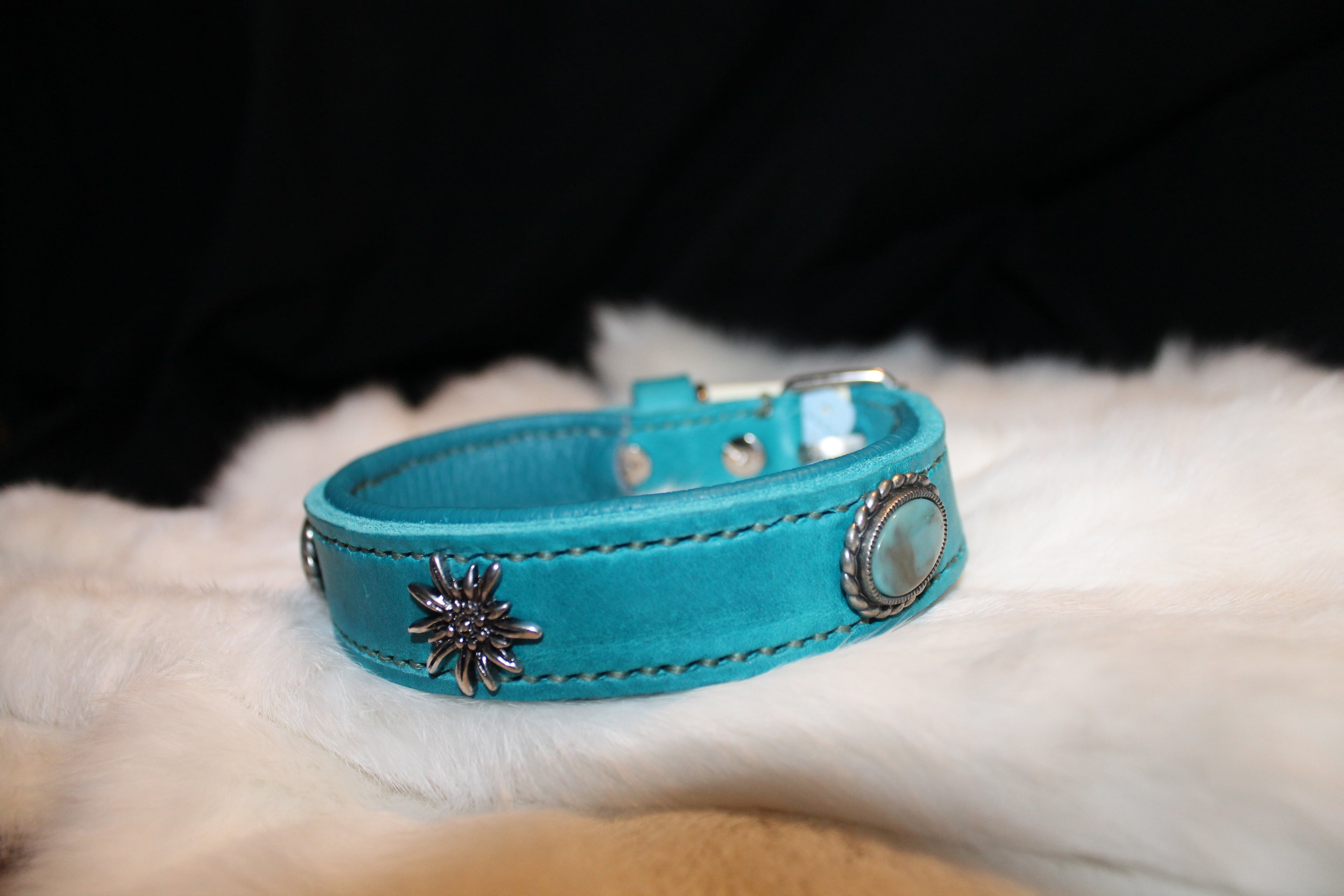 DIY handgenähtes Fettlederhalsband mit Edelweiß-Concho´s und Stein, Petrol, Gr. 34-38 cm, 2,5 cm breit