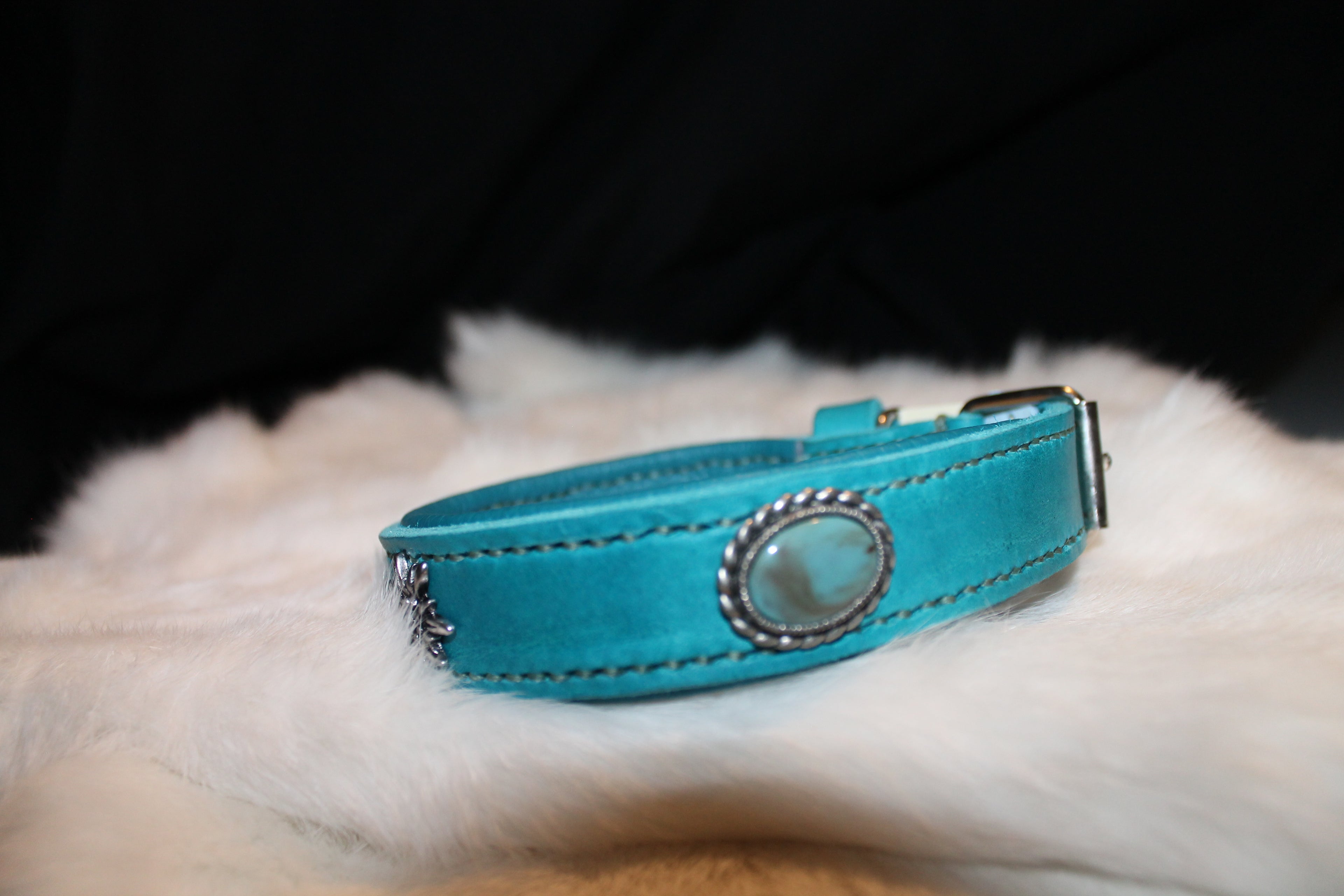 DIY handgenähtes Fettlederhalsband mit Edelweiß-Concho´s und Stein, Petrol, Gr. 34-38 cm, 2,5 cm breit