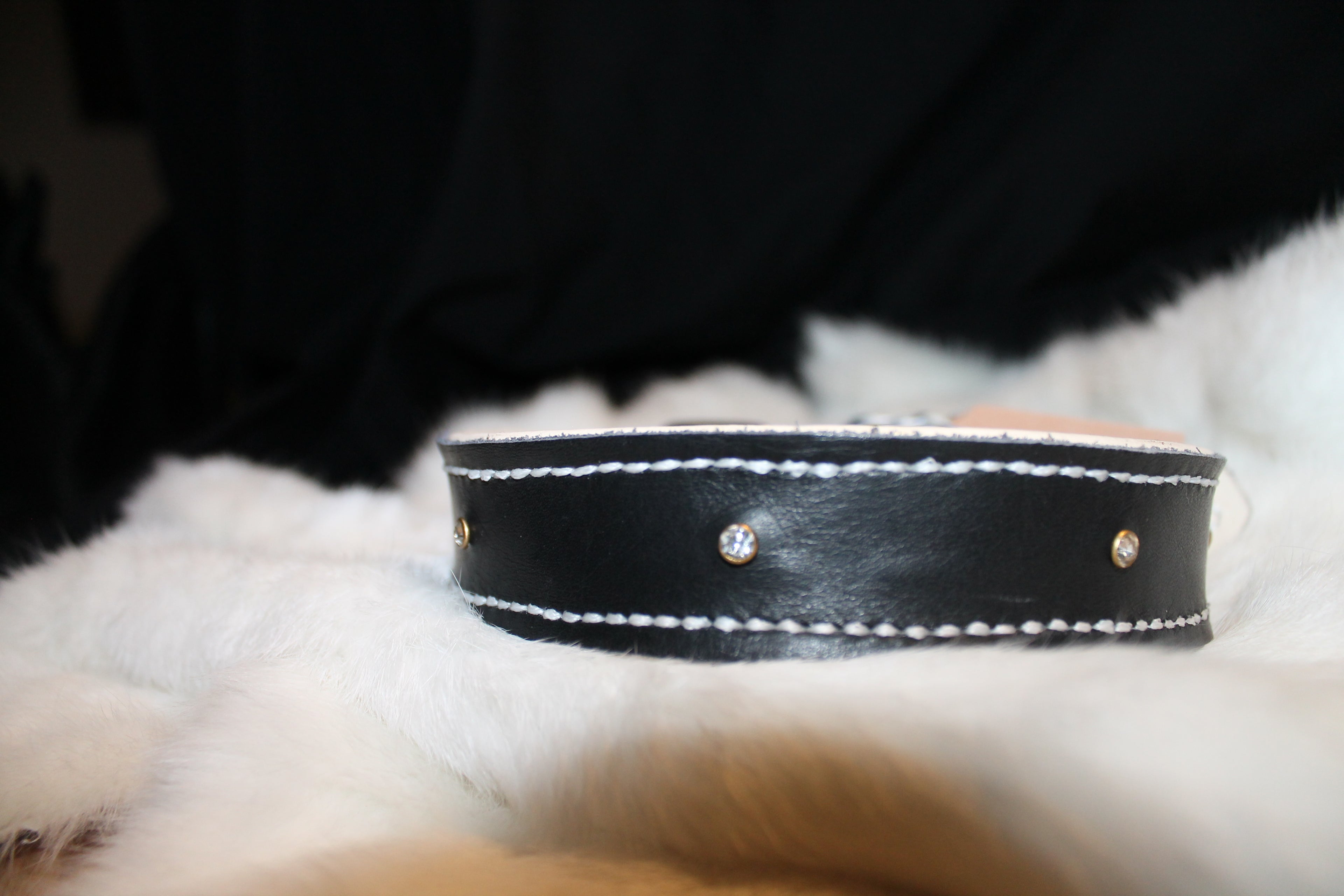 DIY  handgenähtes Lederhalsband Schwarz-Weiß mit kleinen Steinchen, Gr. 36-41 cm, 3 cm breit