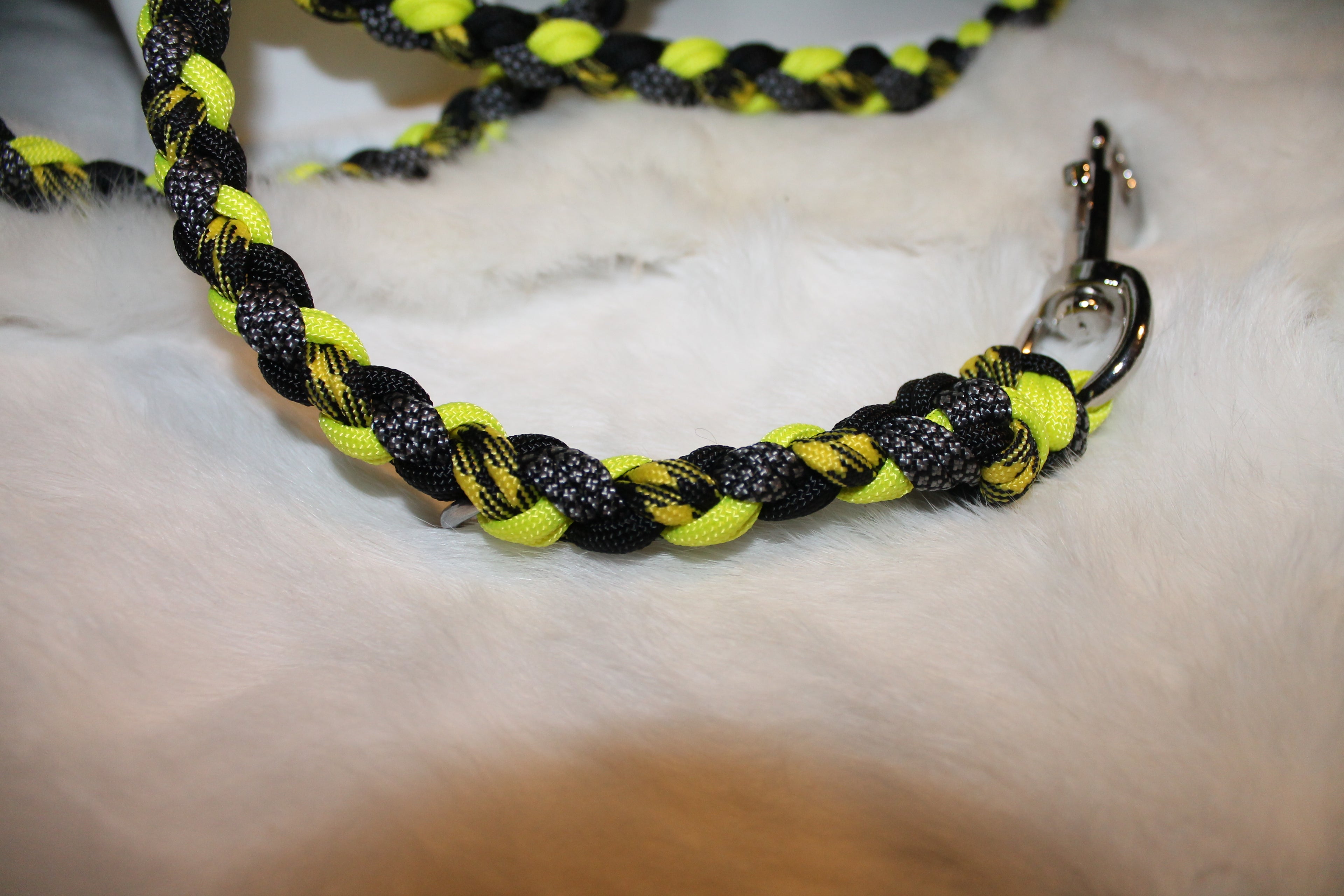 DIY Paracord 3-fach verstellbare Umhängeleine, Schwarz-Neongelb, 223 cm inkl. Karabiner