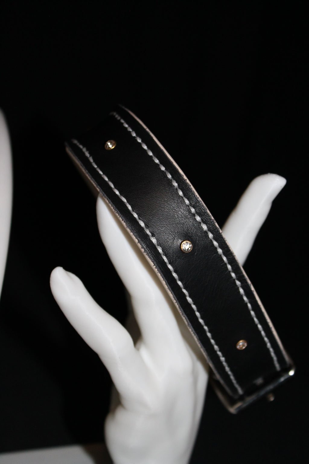 DIY  handgenähtes Lederhalsband Schwarz-Weiß mit kleinen Steinchen, Gr. 36-41 cm, 3 cm breit
