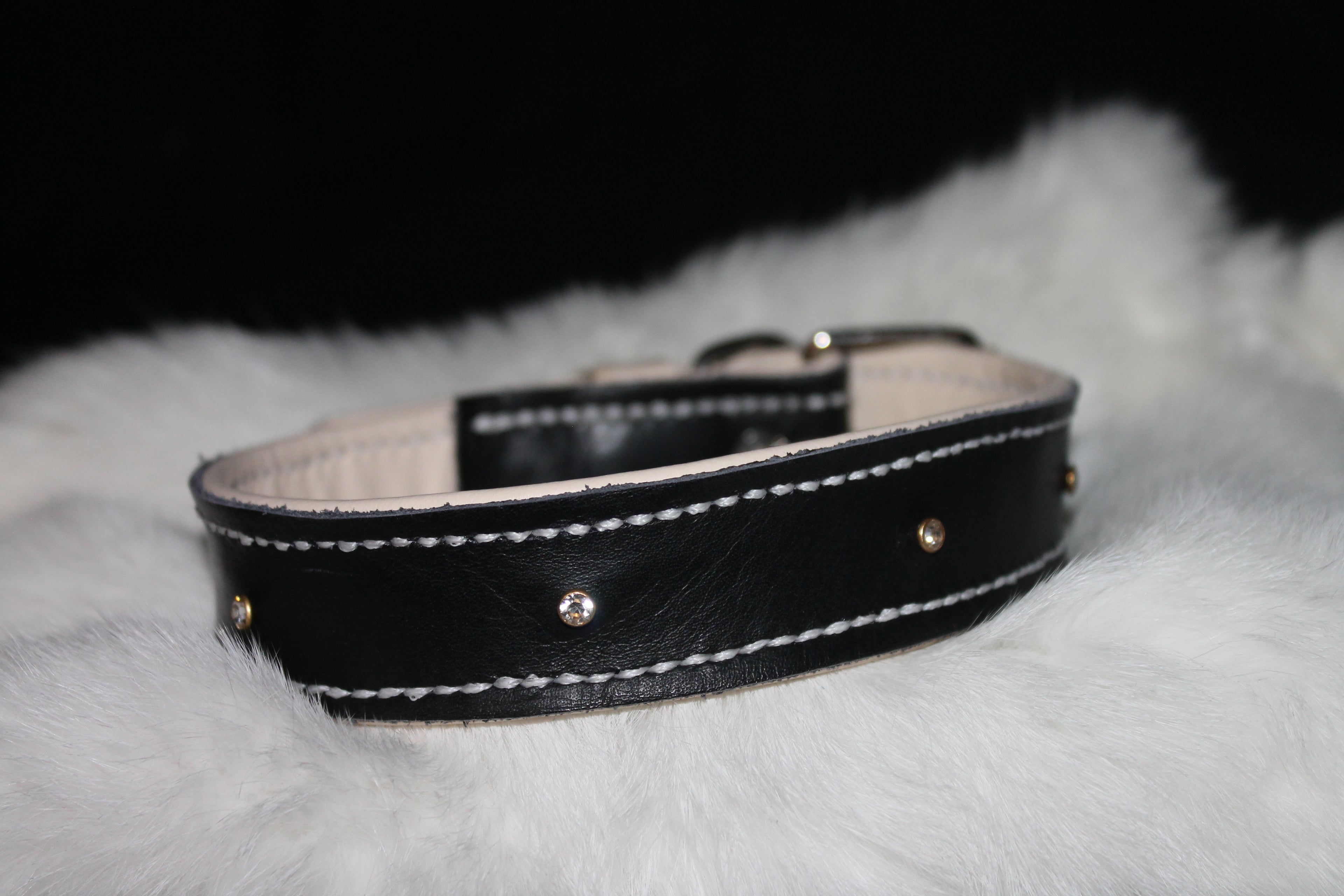 DIY  handgenähtes Lederhalsband Schwarz-Weiß mit kleinen Steinchen, Gr. 36-41 cm, 3 cm breit
