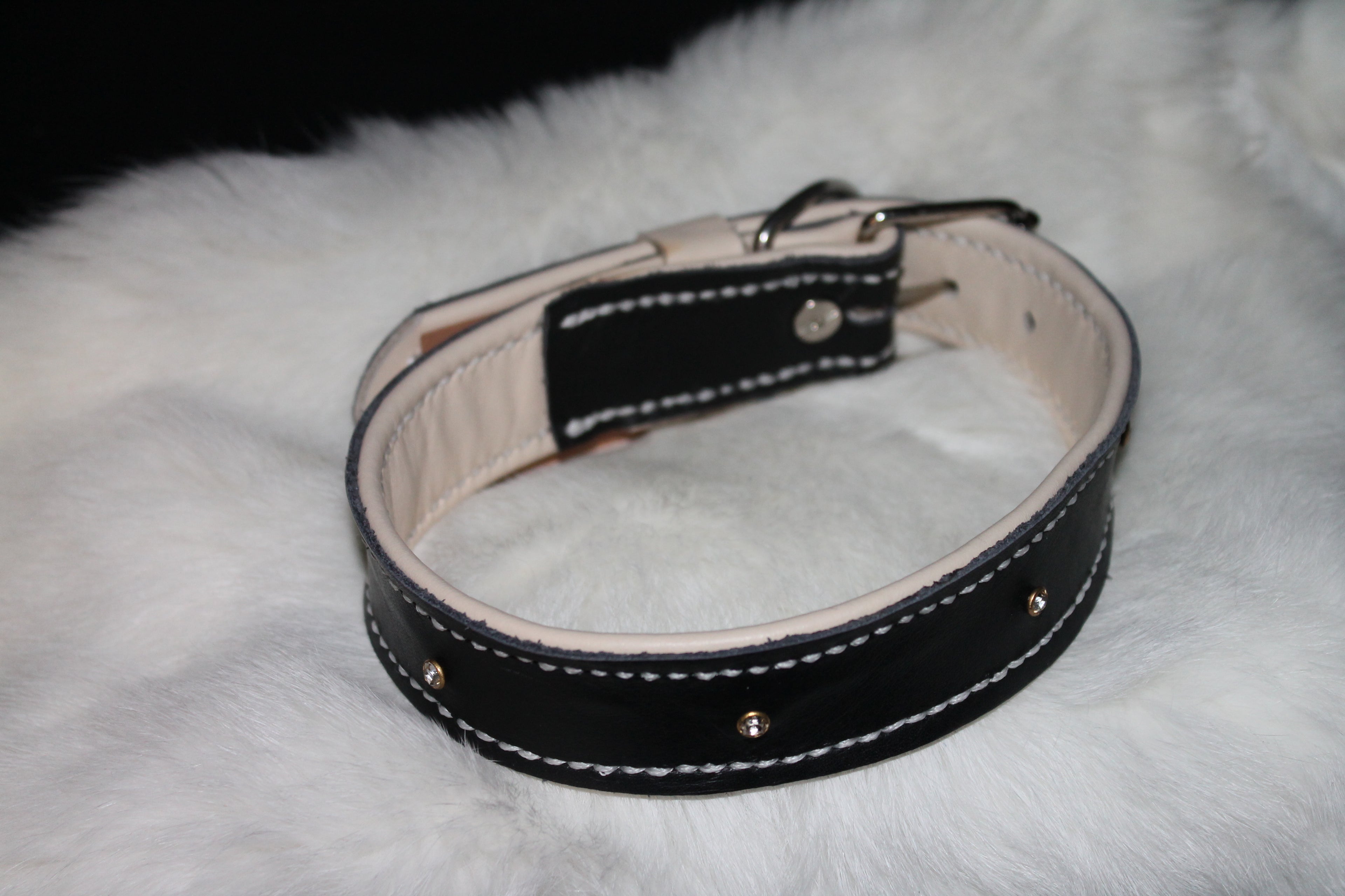 DIY  handgenähtes Lederhalsband Schwarz-Weiß mit kleinen Steinchen, Gr. 36-41 cm, 3 cm breit