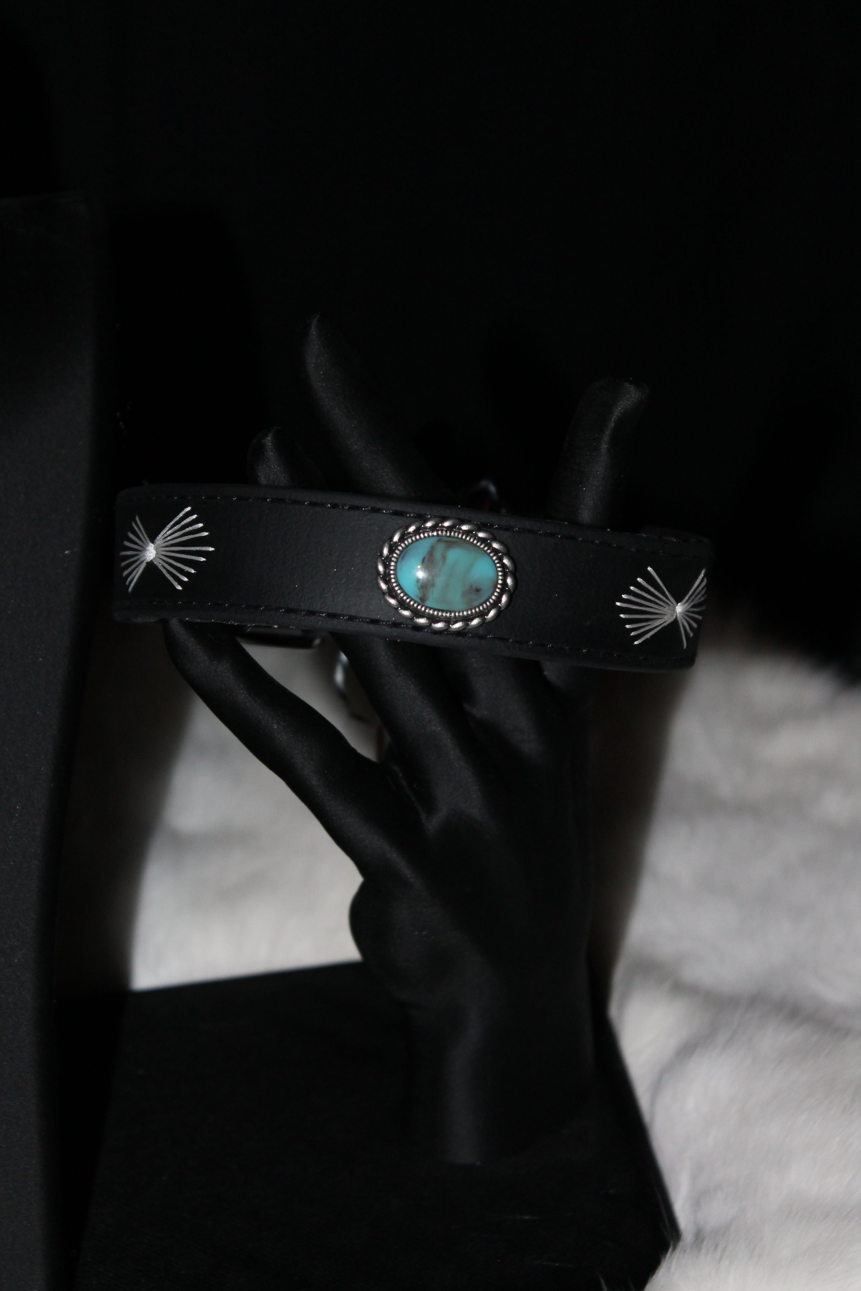 DIY biothanes Halsband, Schwarz mit gesticktem Fächer mit Stein, Gr. 28-31 cm, 2,5 cm breit