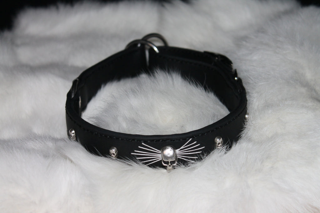 DIY biothanes Zugstopp-Halsband handgenäht mit Totenkopf-Concho´s und gestigtem Fächer Gr. 28-33 cm, 2,5 cm breit