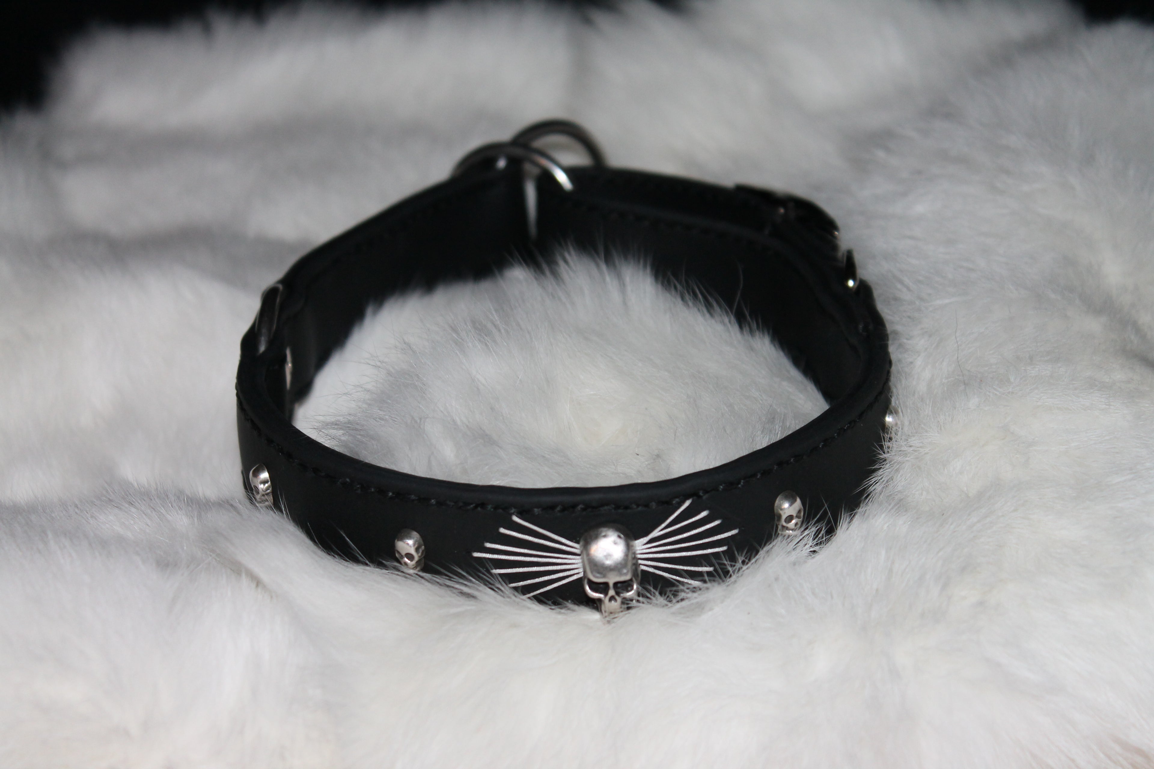 DIY biothanes Zugstopp-Halsband handgenäht mit Totenkopf-Concho´s und gestigtem Fächer Gr. 28-33 cm, 2,5 cm breit