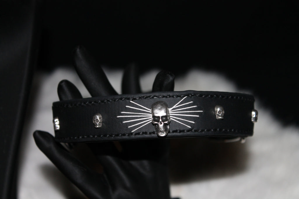 DIY biothanes Zugstopp-Halsband handgenäht mit Totenkopf-Concho´s und gestigtem Fächer Gr. 28-33 cm, 2,5 cm breit