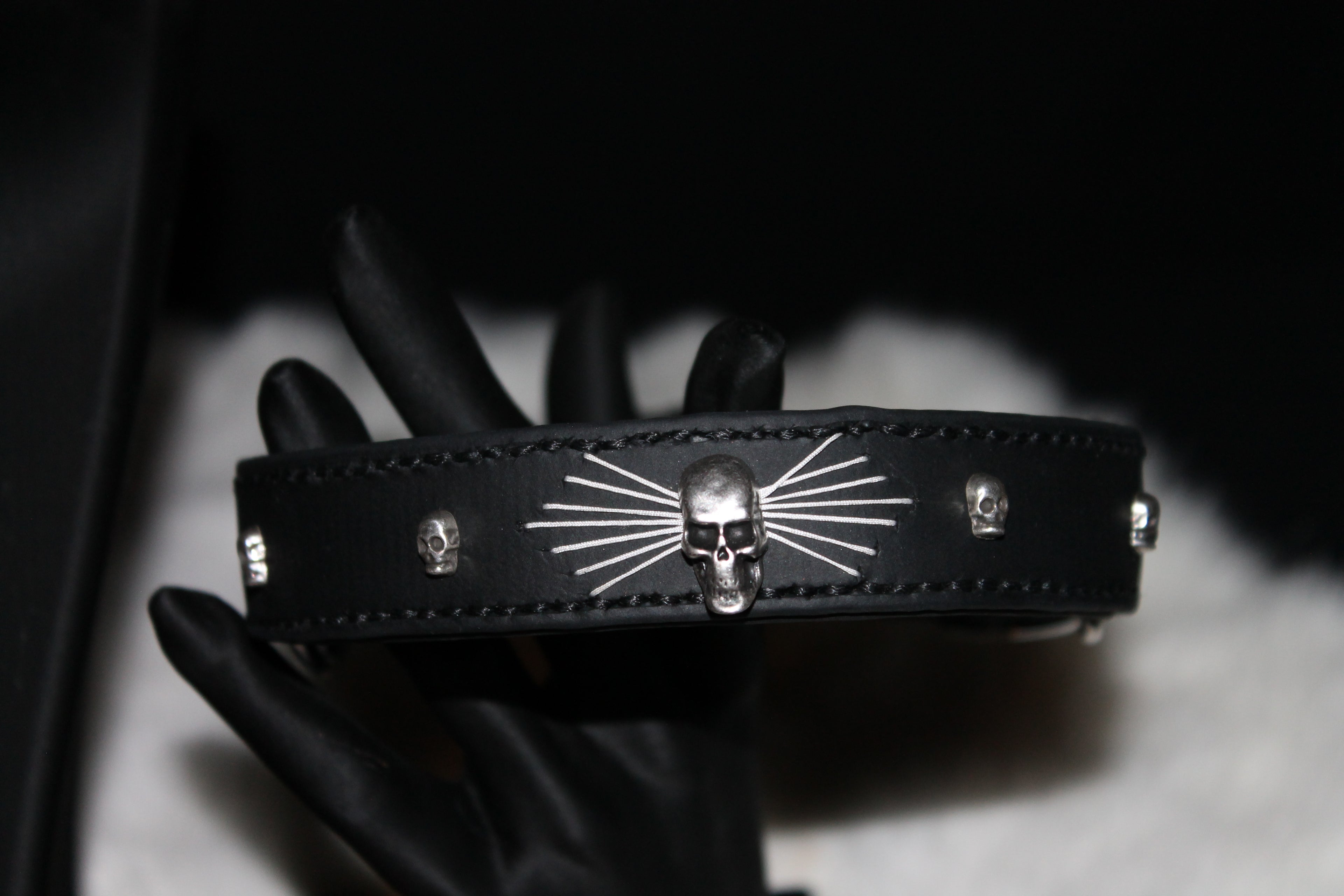 DIY biothanes Zugstopp-Halsband handgenäht mit Totenkopf-Concho´s und gestigtem Fächer Gr. 28-33 cm, 2,5 cm breit
