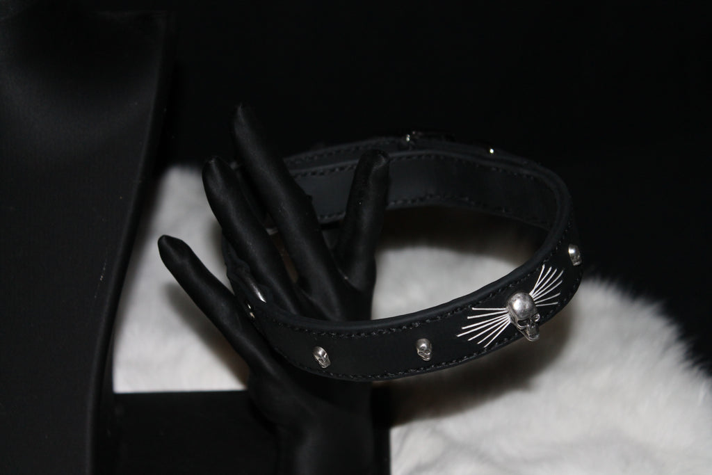 DIY biothanes Zugstopp-Halsband handgenäht mit Totenkopf-Concho´s und gestigtem Fächer Gr. 28-33 cm, 2,5 cm breit