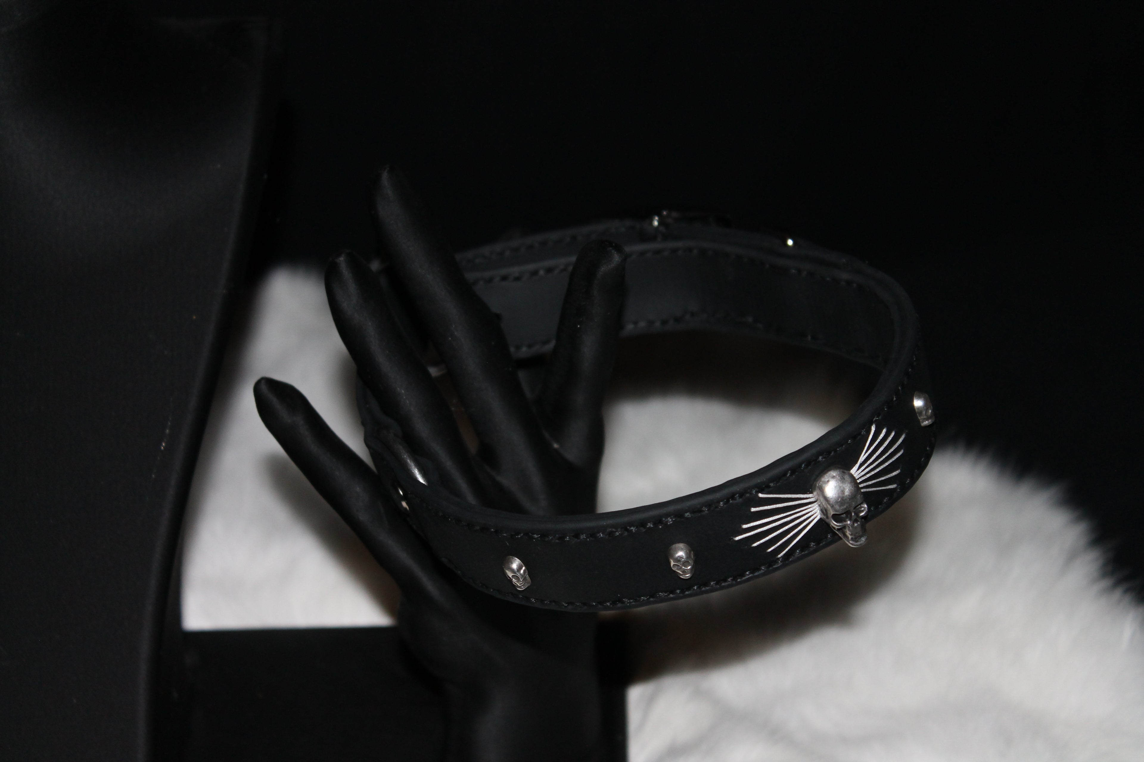 DIY biothanes Zugstopp-Halsband handgenäht mit Totenkopf-Concho´s und gestigtem Fächer Gr. 28-33 cm, 2,5 cm breit