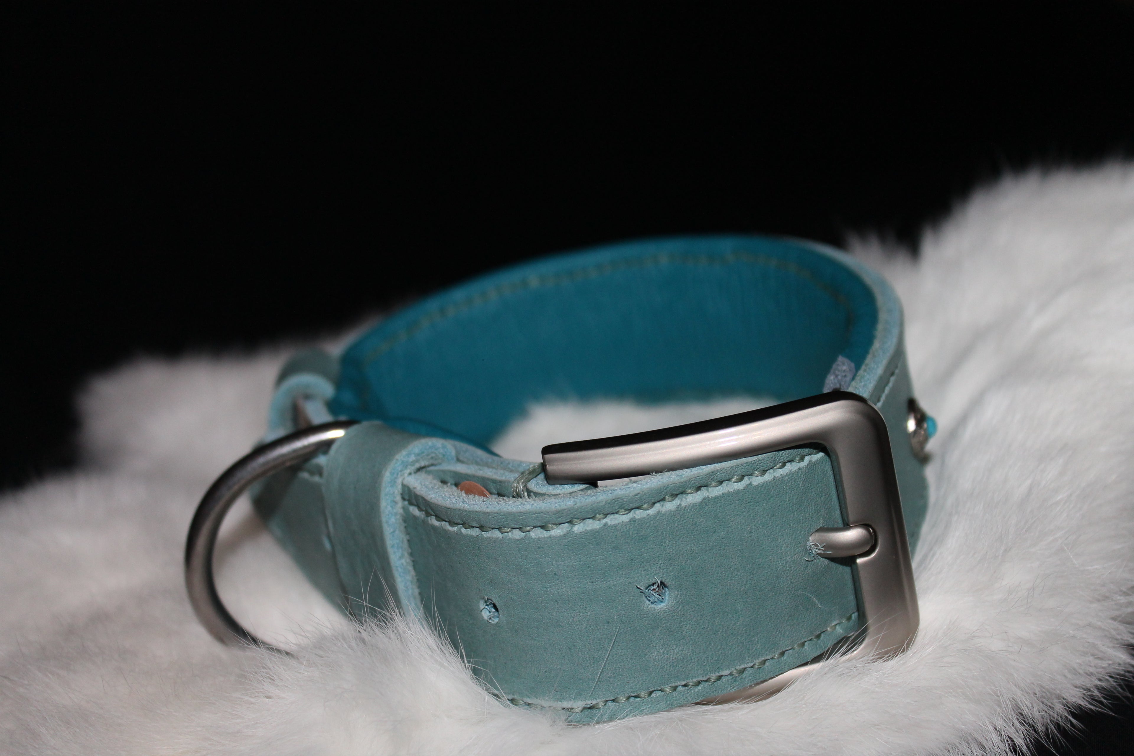 DIY handgenähtes Lederhalsband Eisblau Silber Chonchos mit kleinen Steinen. 41-44 cm, 4,5 cm breit