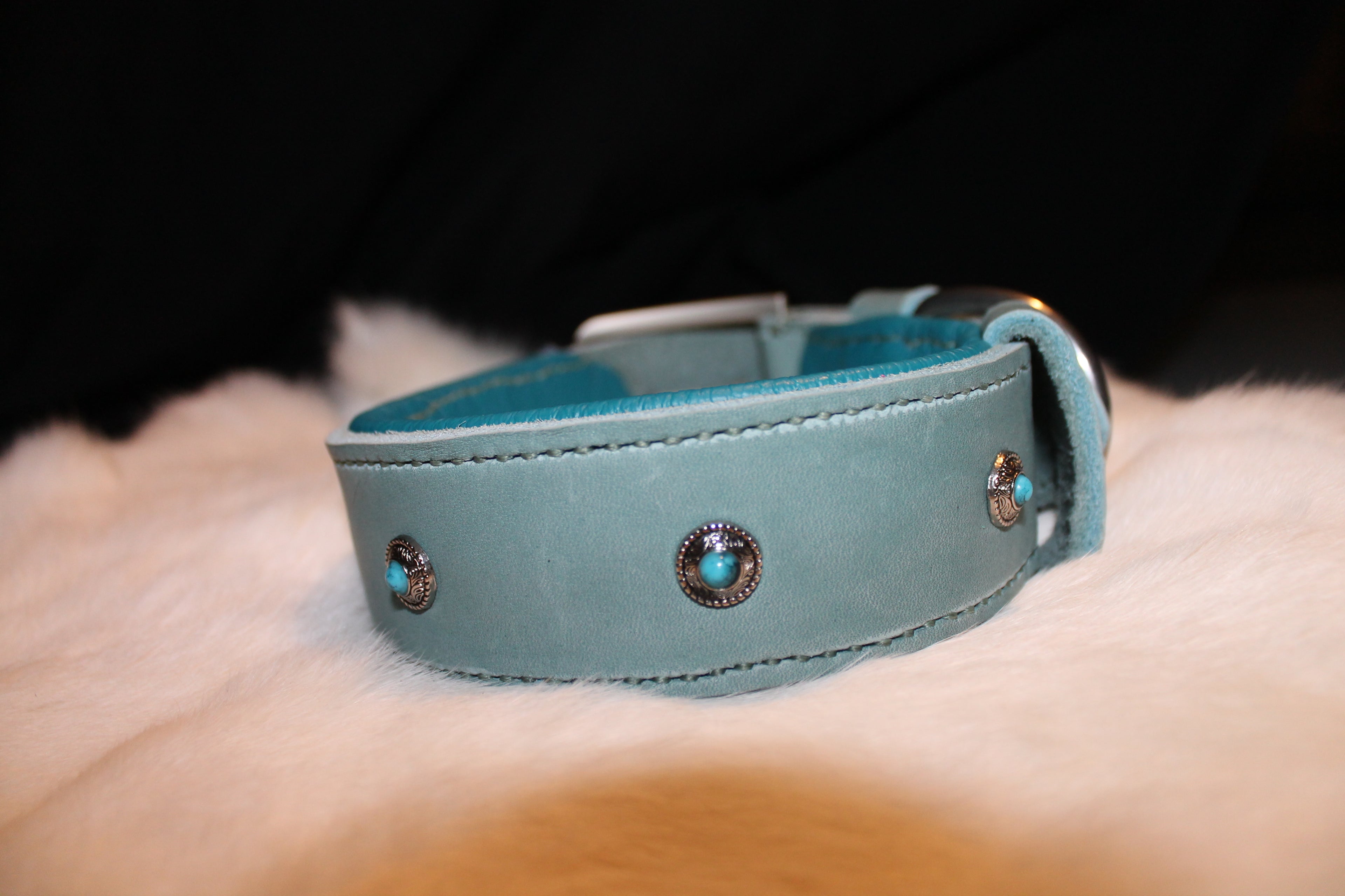 DIY handgenähtes Lederhalsband Eisblau Silber Chonchos mit kleinen Steinen. 41-44 cm, 4,5 cm breit