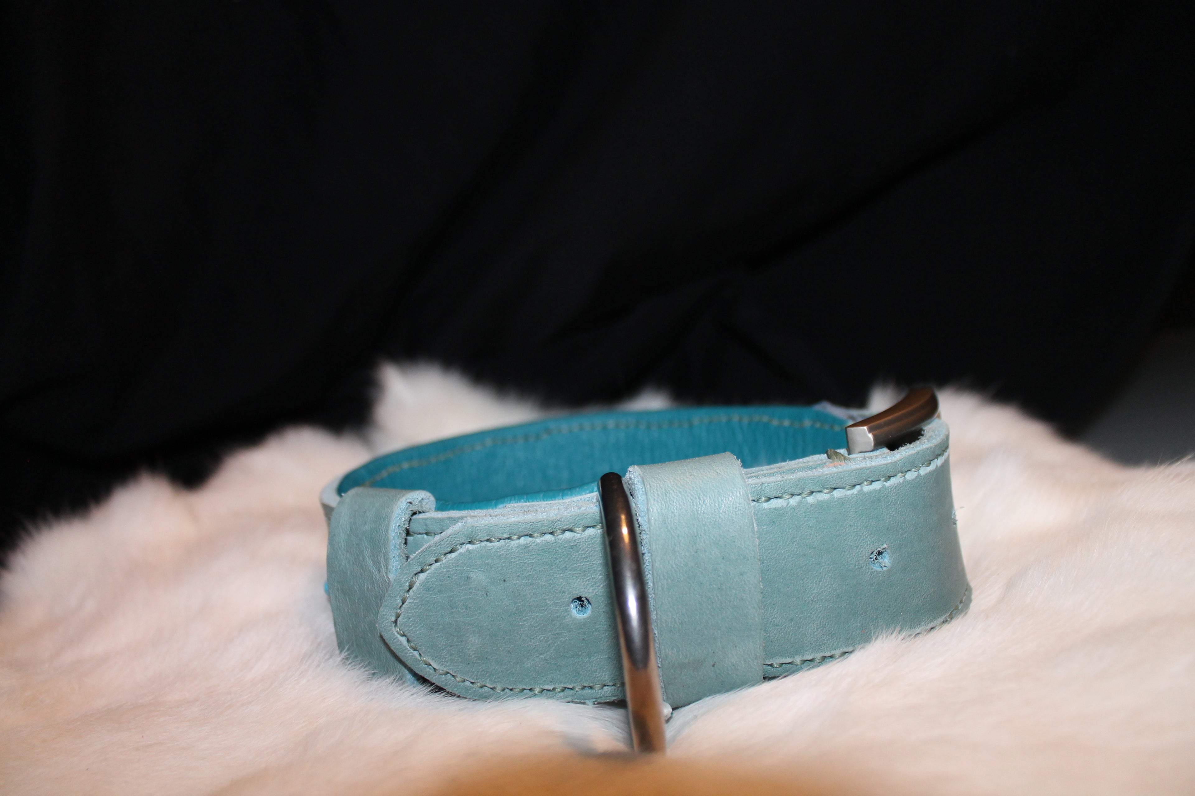 DIY handgenähtes Lederhalsband Eisblau Silber Chonchos mit kleinen Steinen. 41-44 cm, 4,5 cm breit