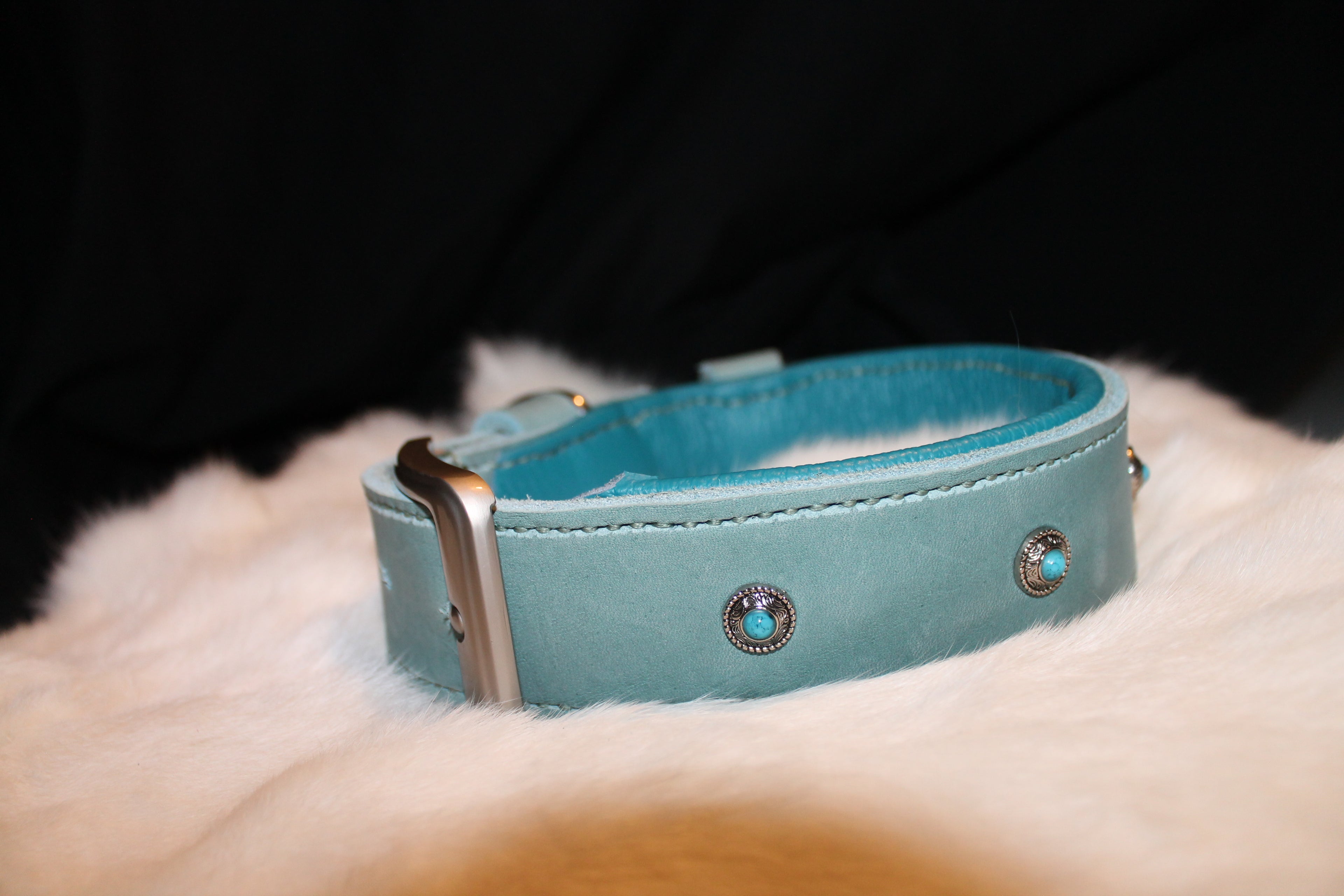DIY handgenähtes Lederhalsband Eisblau Silber Chonchos mit kleinen Steinen. 41-44 cm, 4,5 cm breit