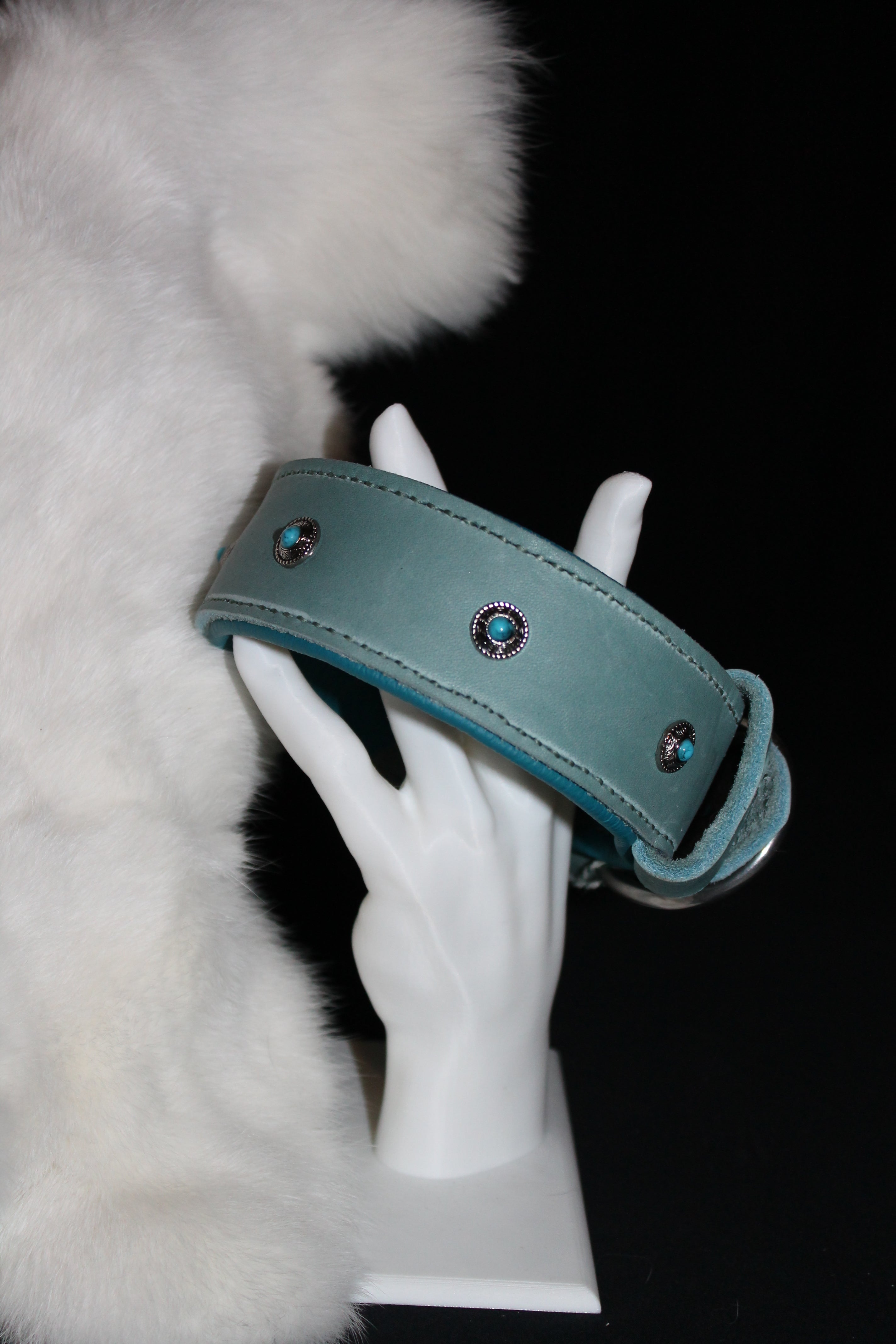 DIY handgenähtes Lederhalsband Eisblau Silber Chonchos mit kleinen Steinen. 41-44 cm, 4,5 cm breit