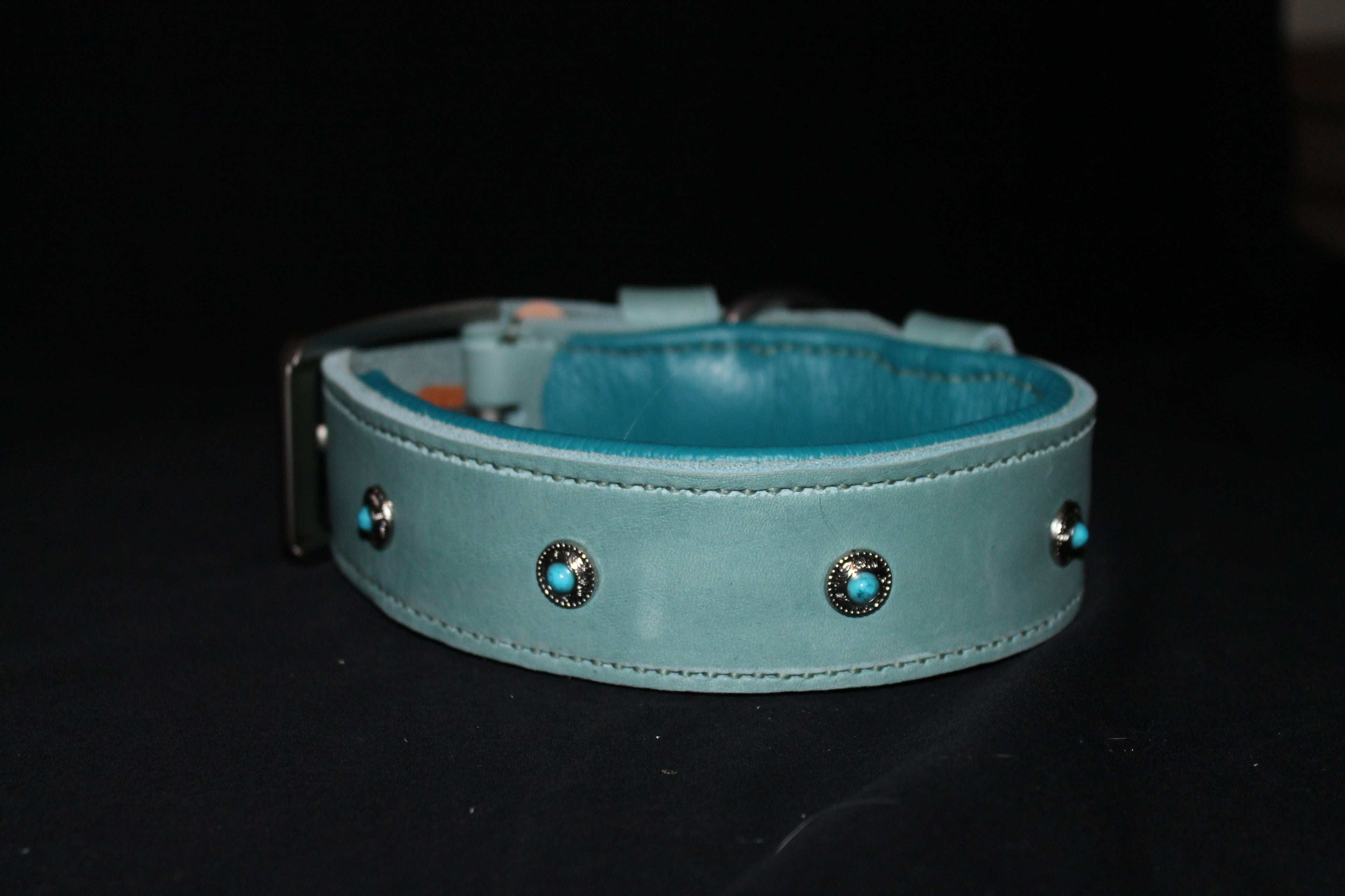 DIY handgenähtes Lederhalsband Eisblau Silber Chonchos mit kleinen Steinen. 41-44 cm, 4,5 cm breit