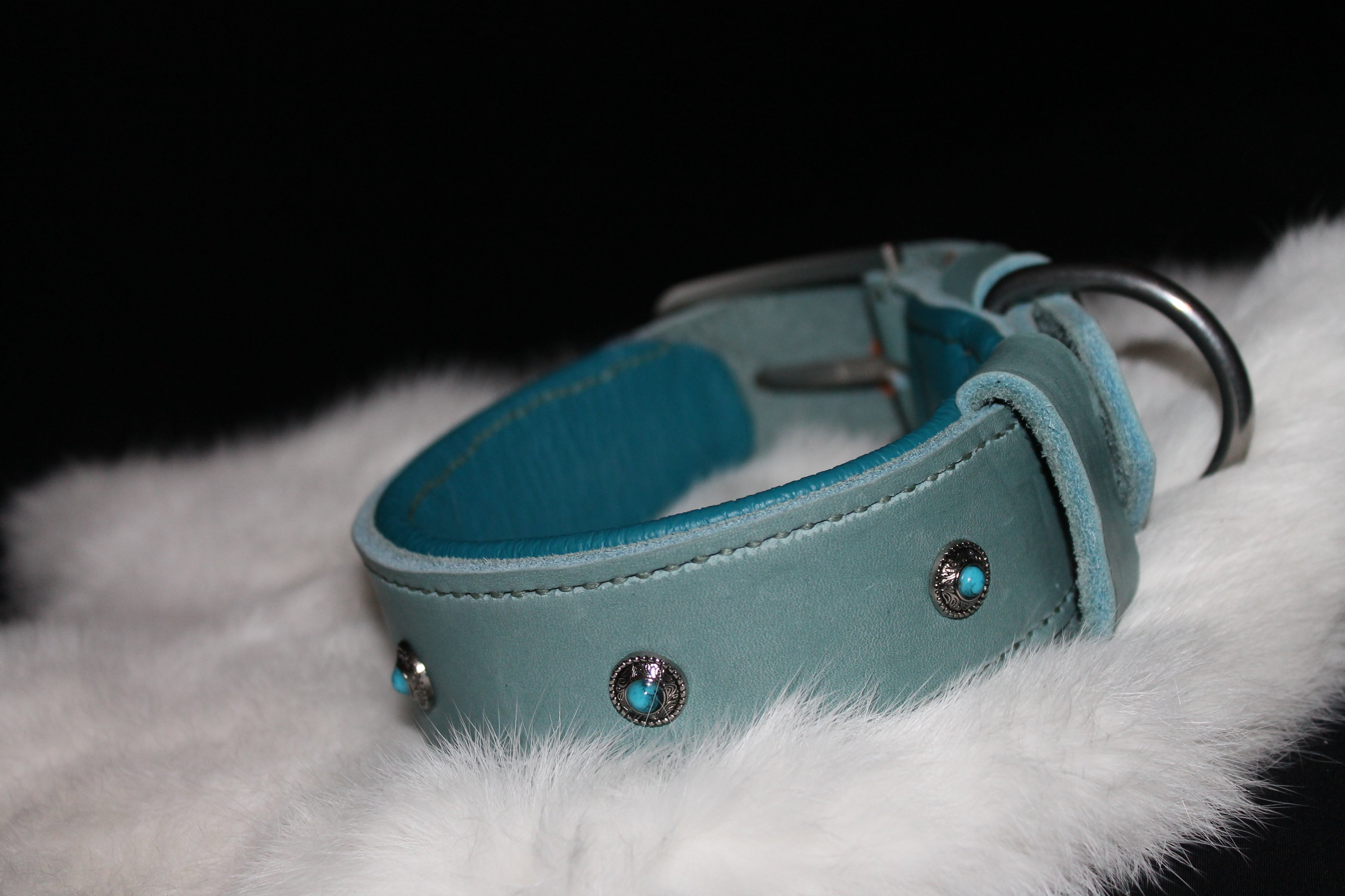 DIY handgenähtes Lederhalsband Eisblau Silber Chonchos mit kleinen Steinen. 41-44 cm, 4,5 cm breit