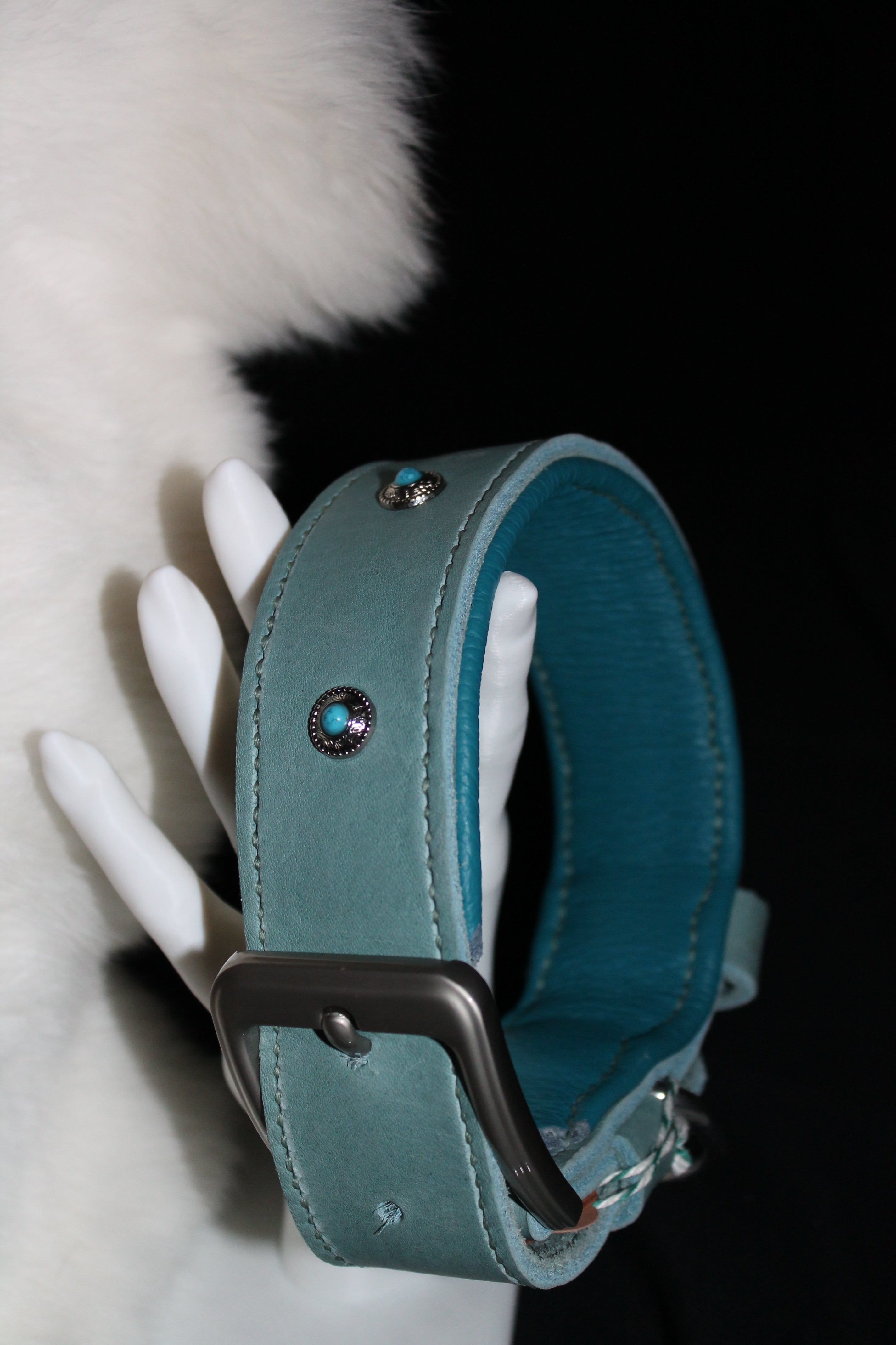 DIY handgenähtes Lederhalsband Eisblau Silber Chonchos mit kleinen Steinen. 41-44 cm, 4,5 cm breit