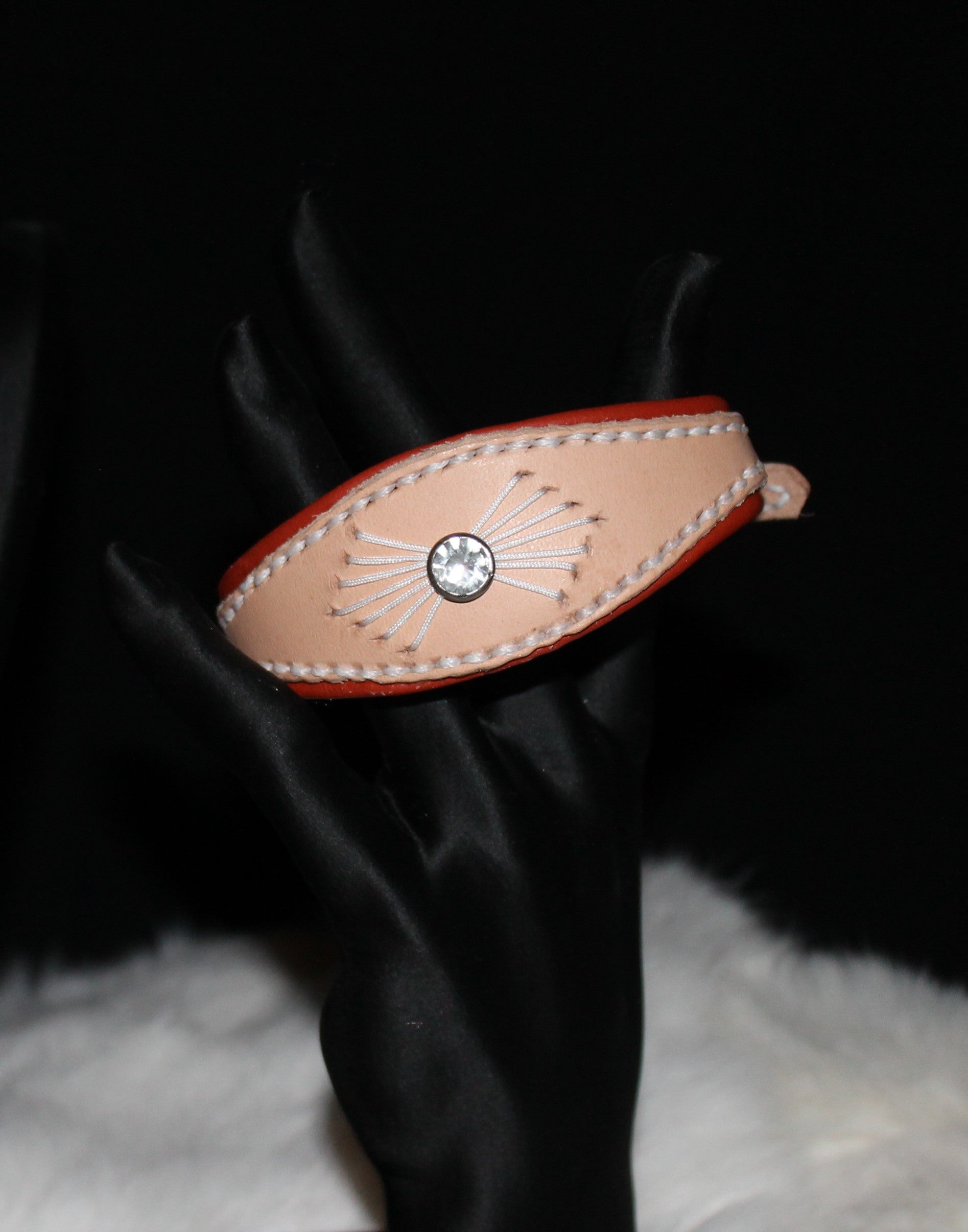 DIY handgenähtes Fettleder-Halsband für bsp. Windspiel, Beige mit gesticktem Fächer und Stein, Größe 19–23 cm, 1 - 3,5 cm breit