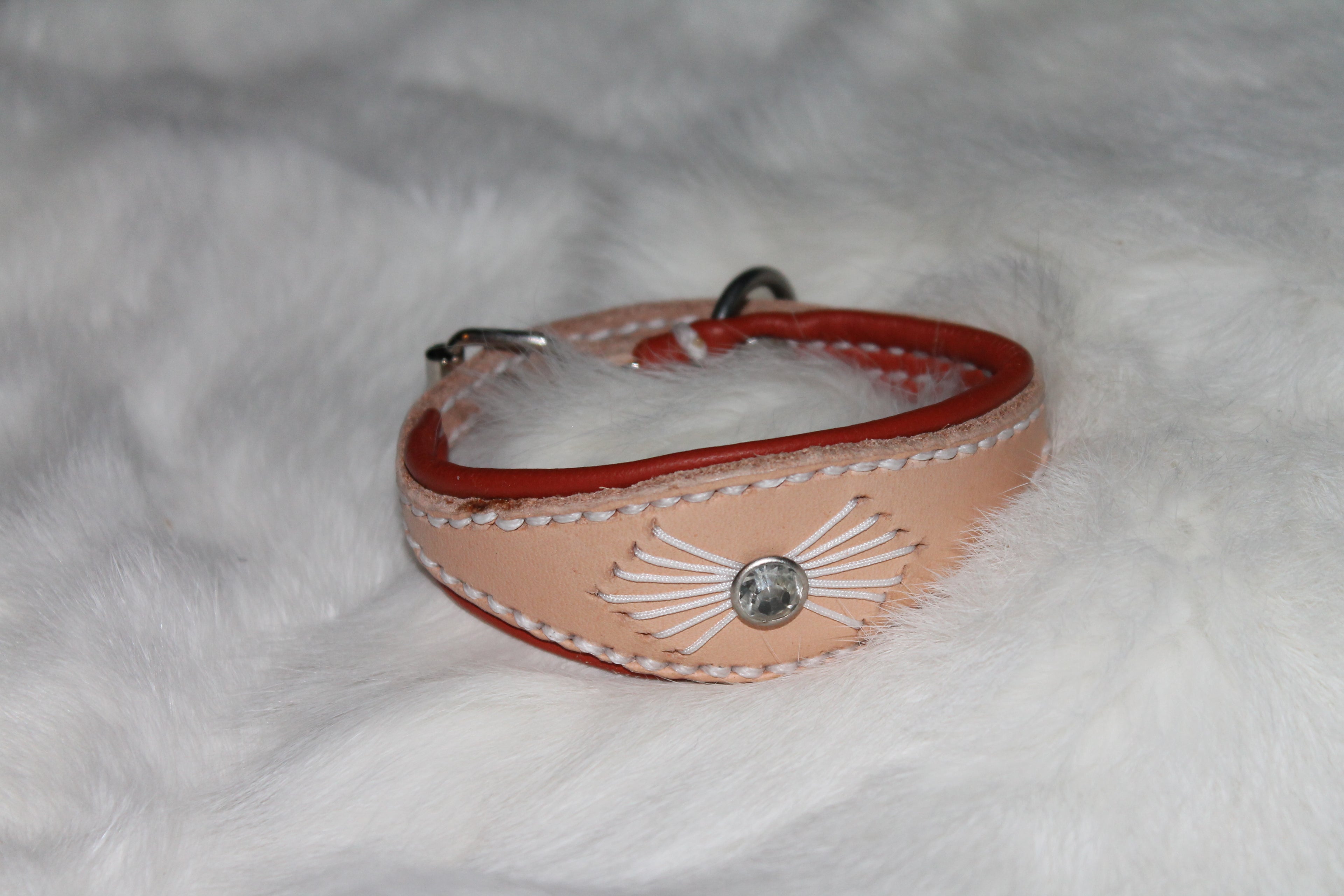 DIY handgenähtes Fettleder-Halsband für bsp. Windspiel, Beige mit gesticktem Fächer und Stein, Größe 19–23 cm, 1 - 3,5 cm breit